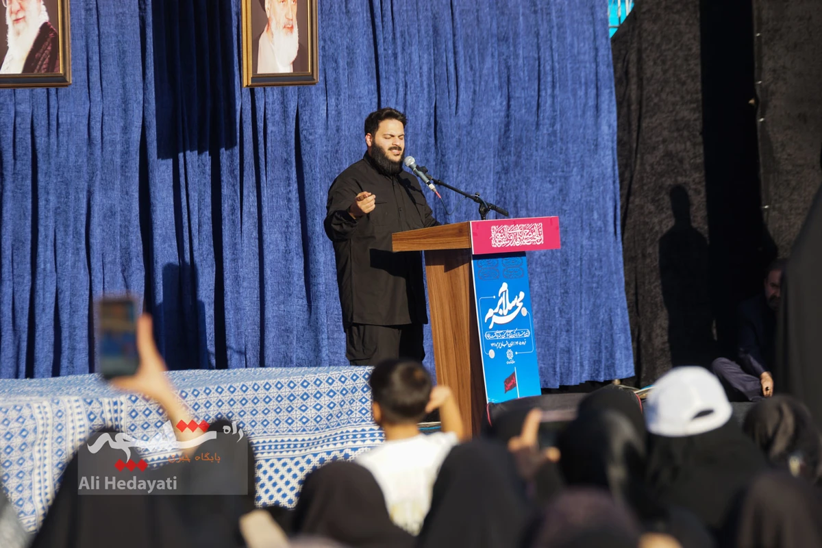 بزرگترین پرچم عزای حسینی در ایران به اهتزاز درآمد +تصاویر