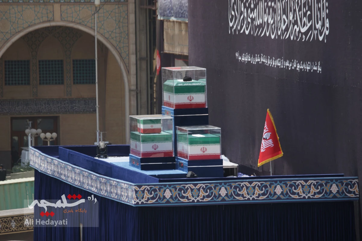 خروش عاشقان خامنه‌ای شهید در مصلای امام خمینی(ره) در مصلی تهران