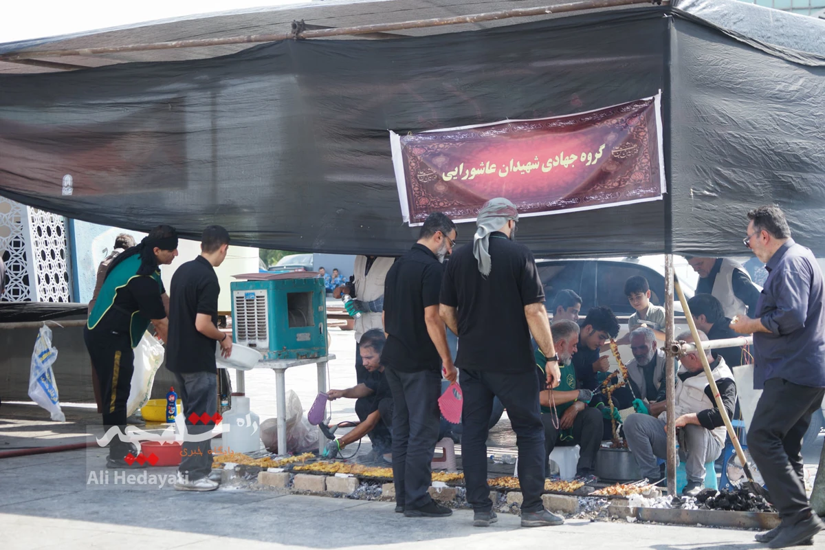 جوجه‌کباب نذری امام رضایی در میدان امام حسین(ع) +تصاویر