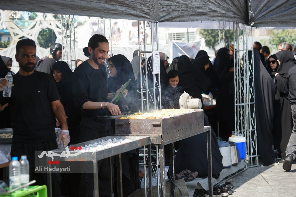 جوجه‌کباب نذری امام رضایی در میدان امام حسین(ع) +تصاویر