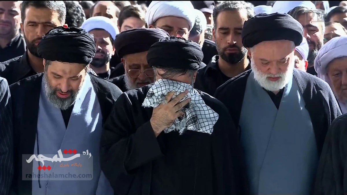 اقامه نماز بر پیکر رهبر شهید انقلاب با حضور فرزندان‌شان +تصاویر