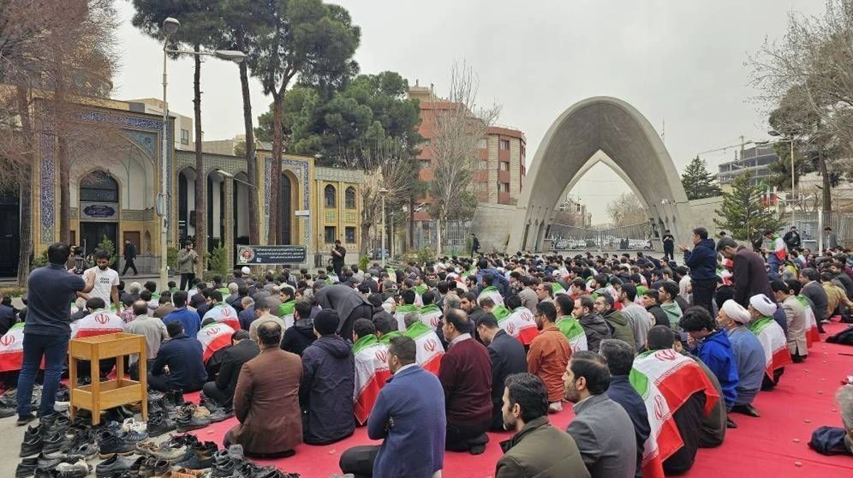 تجمع گسترده دانشجویان در محکومیت اهانت به پرچم ایران 