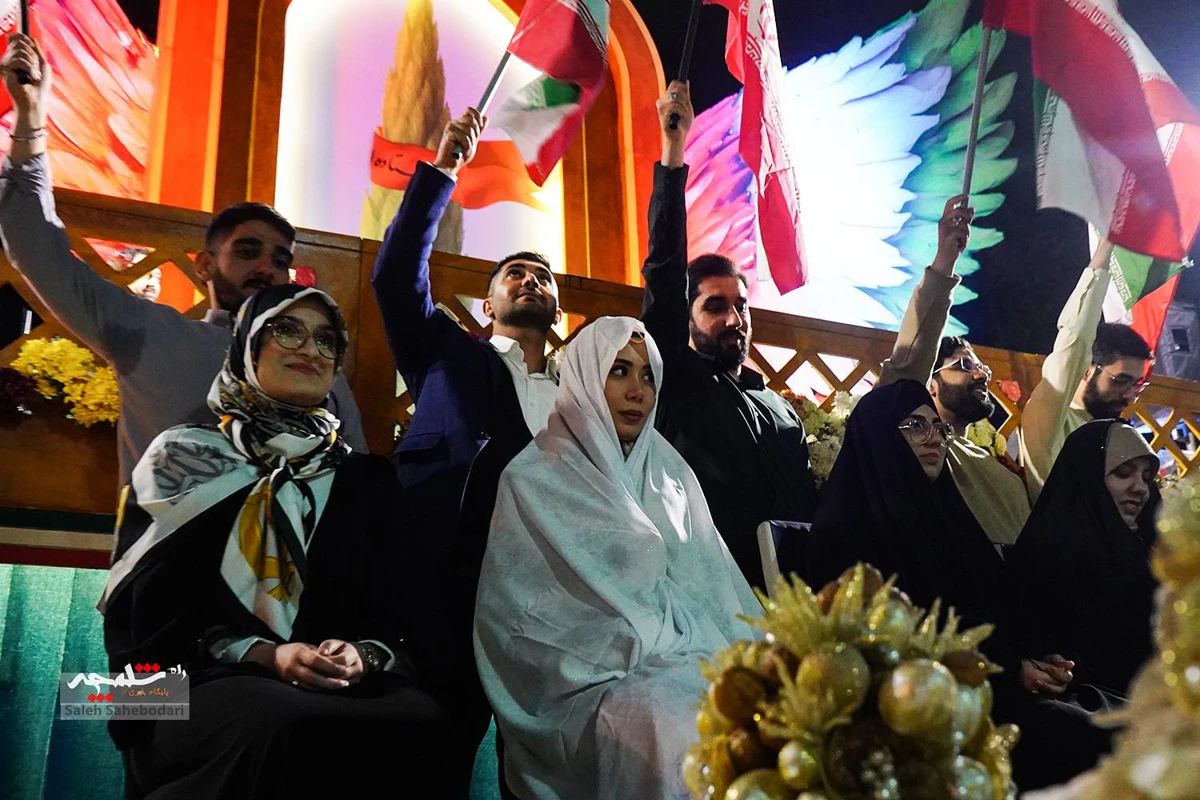 اجتماع شبانه مردمی همراه با جشن ازدواج +تصاویر