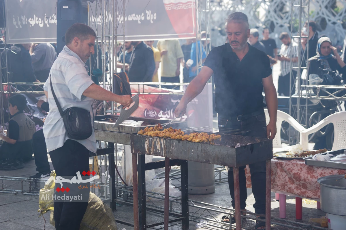 جوجه‌کباب نذری امام رضایی در میدان امام حسین(ع) +تصاویر