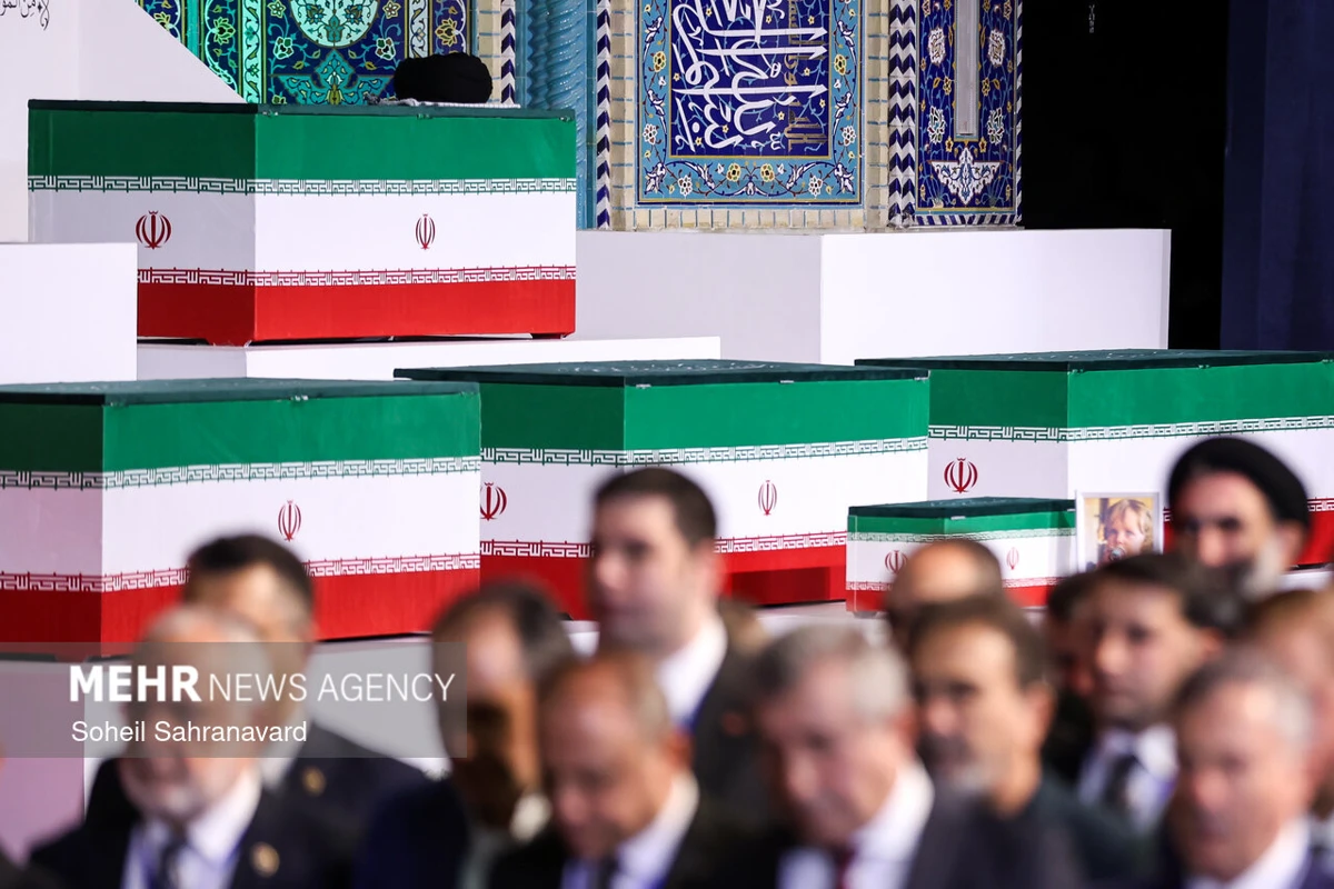 سران کشورها و مسئولان خارجی به پیکر امام شهید ادای احترام کردند