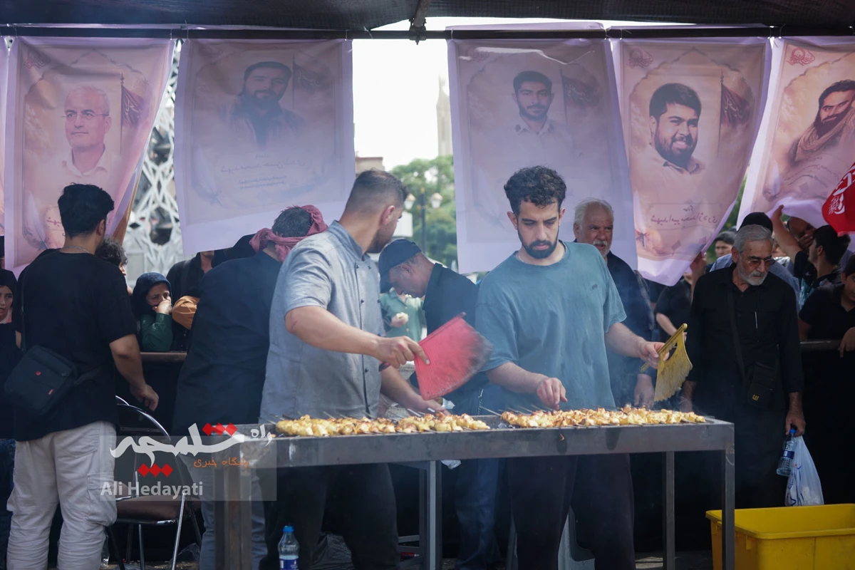 جوجه‌کباب نذری امام رضایی در میدان امام حسین(ع) +تصاویر