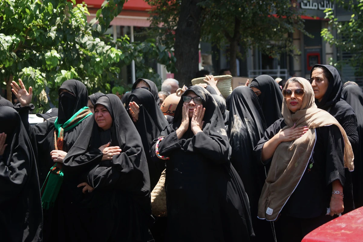 حرکت کاروان بنی اسد با عزاداری سنتی در خیابان ری تهران +تصاویر