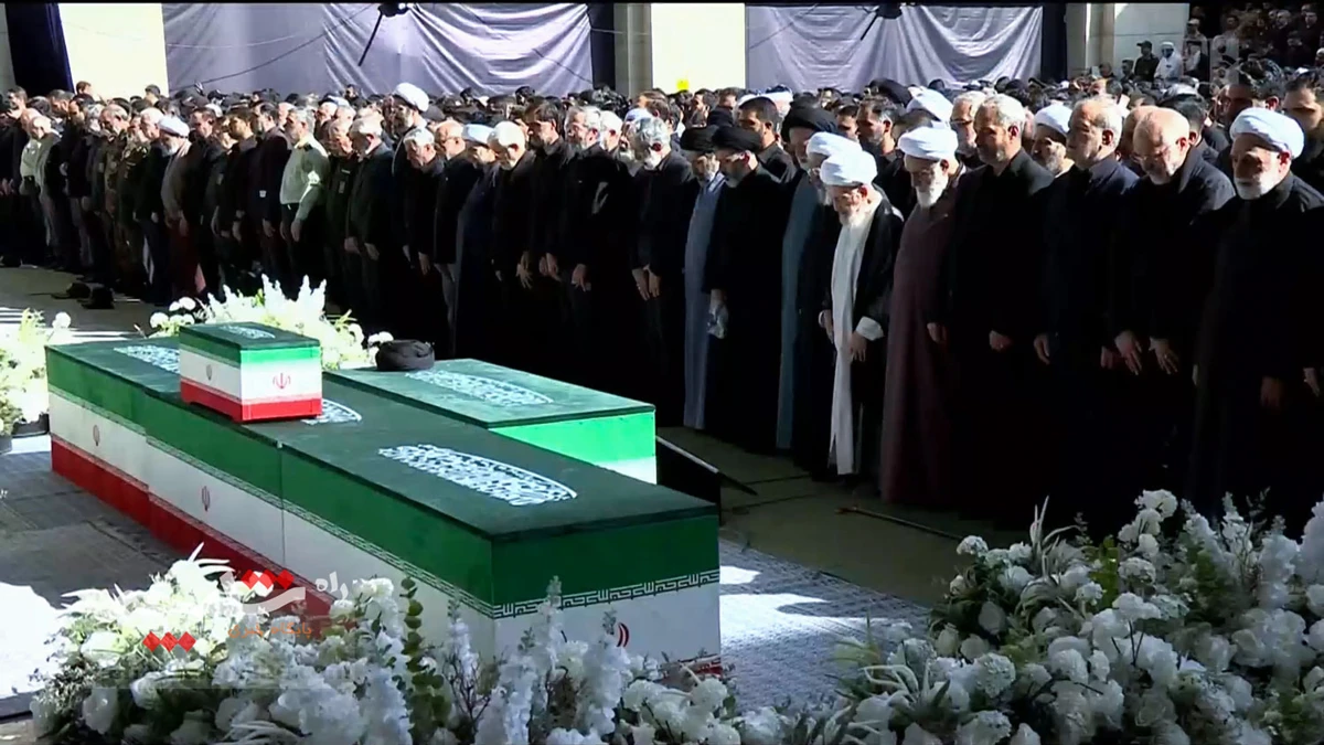 اقامه نماز بر پیکر رهبر شهید انقلاب با حضور فرزندان‌شان +تصاویر