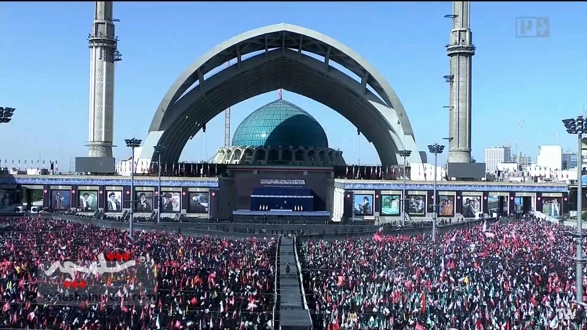اقامه نماز بر پیکر رهبر شهید انقلاب با حضور فرزندان‌شان +تصاویر