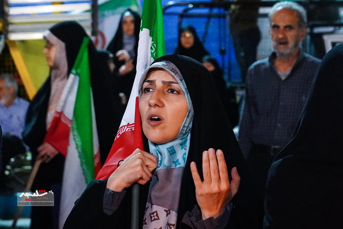 اجتماع شبانه مردمی همراه با جشن ازدواج +تصاویر
