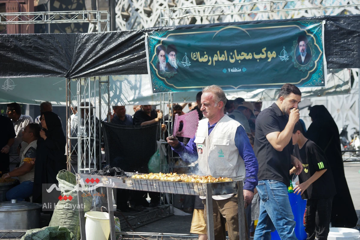 جوجه‌کباب نذری امام رضایی در میدان امام حسین(ع) +تصاویر