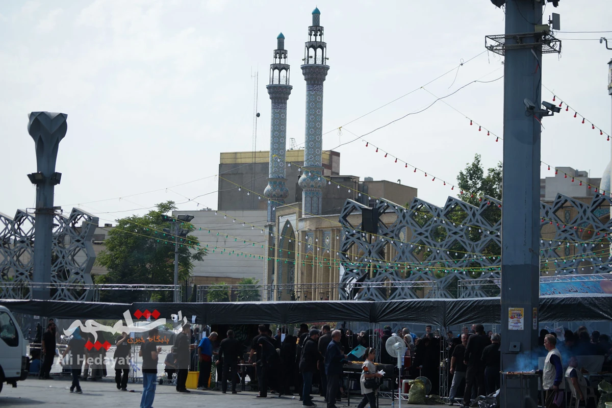 جوجه‌کباب نذری امام رضایی در میدان امام حسین(ع) +تصاویر