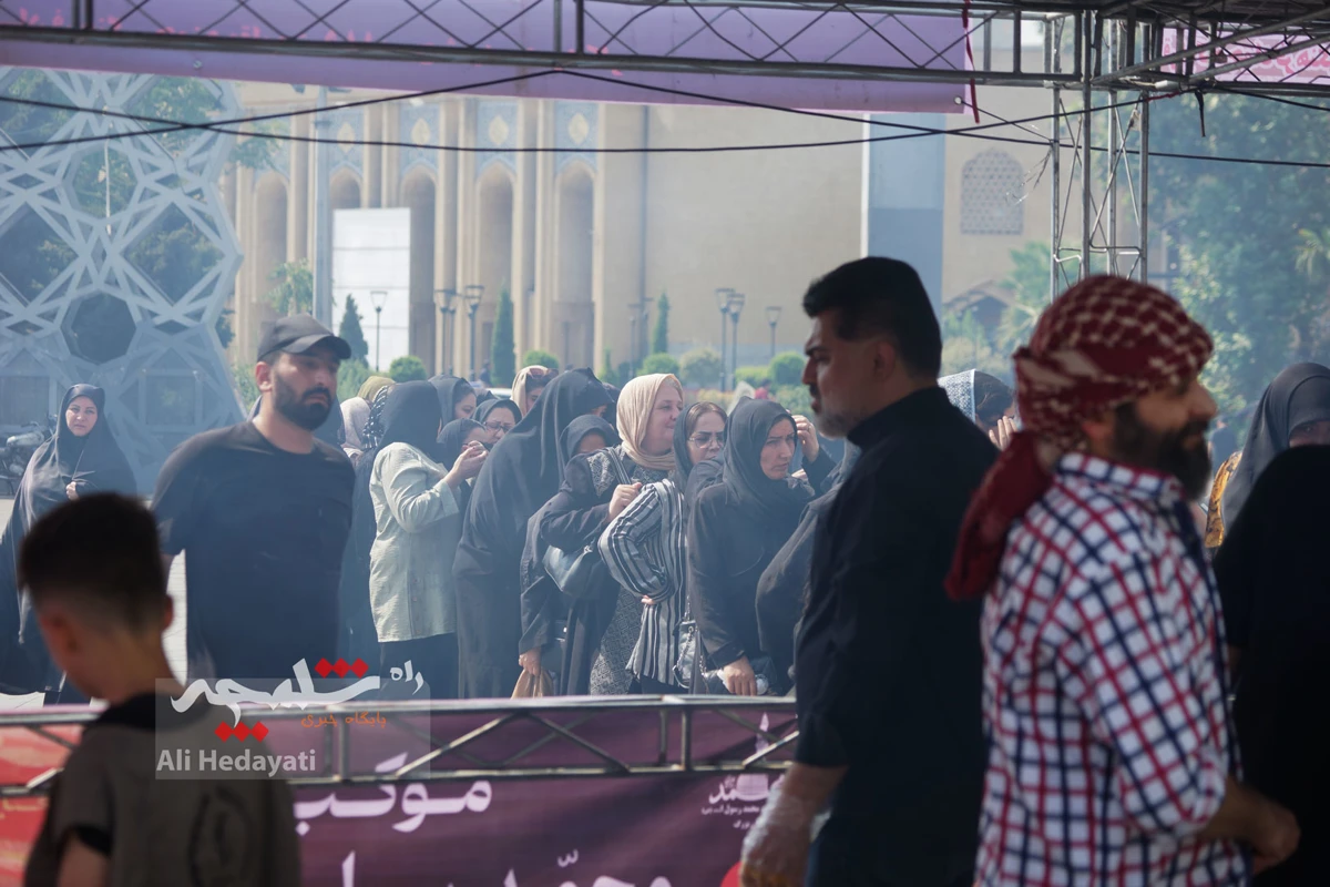 جوجه‌کباب نذری امام رضایی در میدان امام حسین(ع) +تصاویر