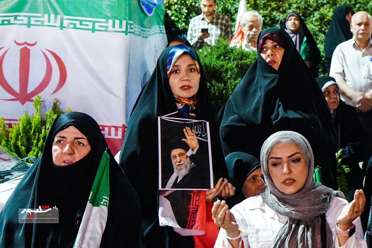 اجتماع شبانه مردمی همراه با جشن ازدواج +تصاویر