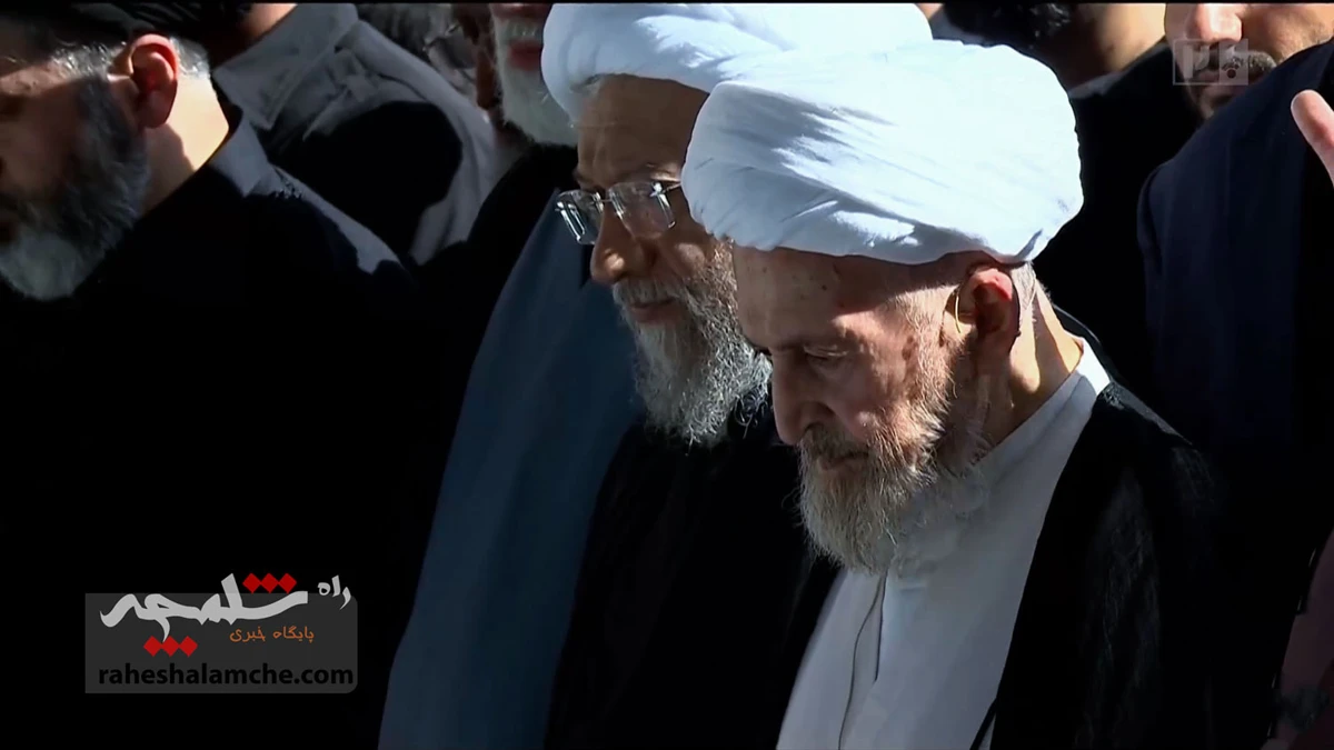 اقامه نماز بر پیکر رهبر شهید انقلاب با حضور فرزندان‌شان +تصاویر