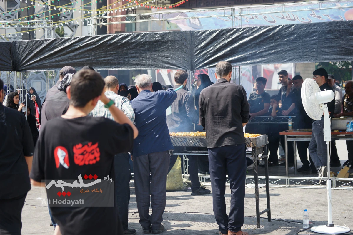 جوجه‌کباب نذری امام رضایی در میدان امام حسین(ع) +تصاویر
