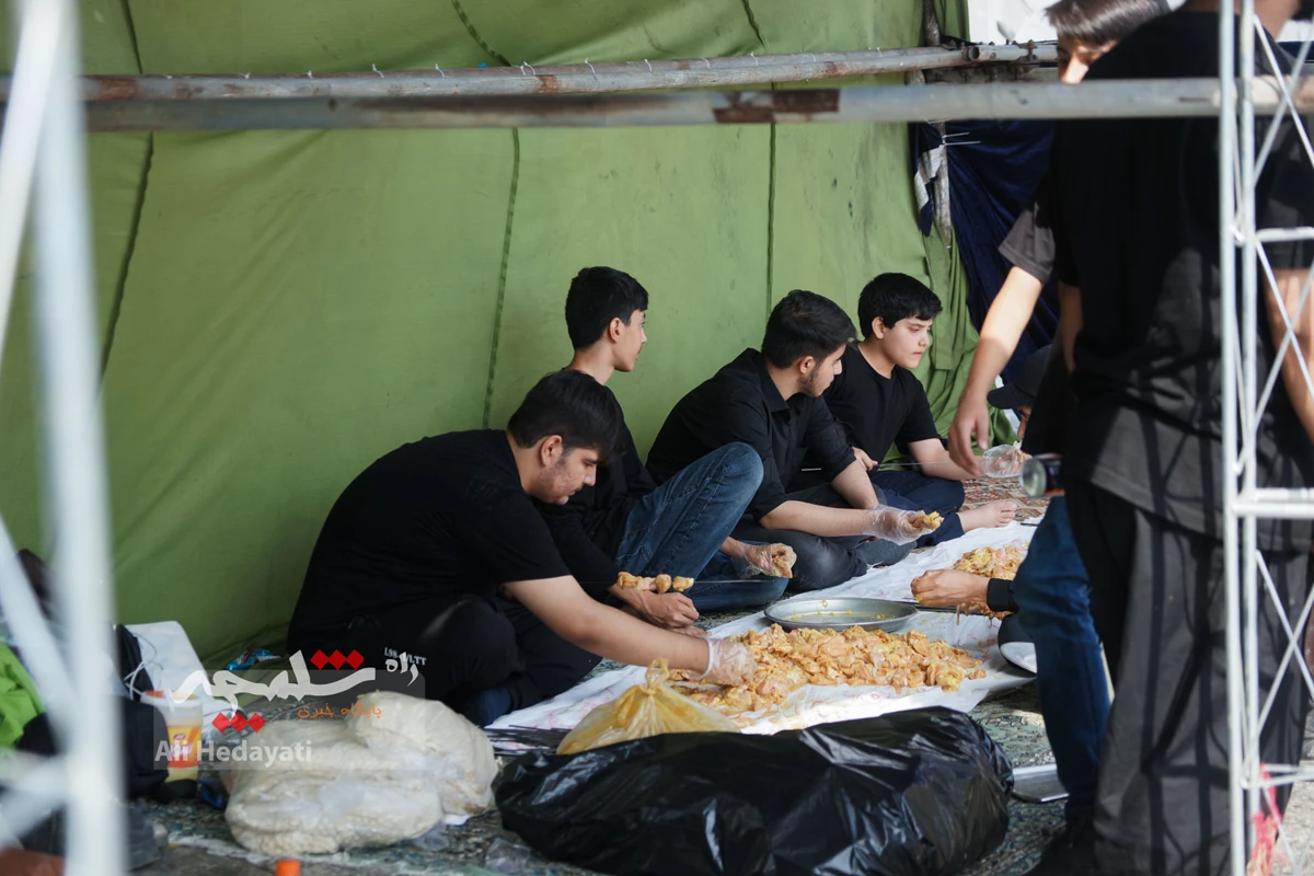 جوجه‌کباب نذری امام رضایی در میدان امام حسین(ع) +تصاویر