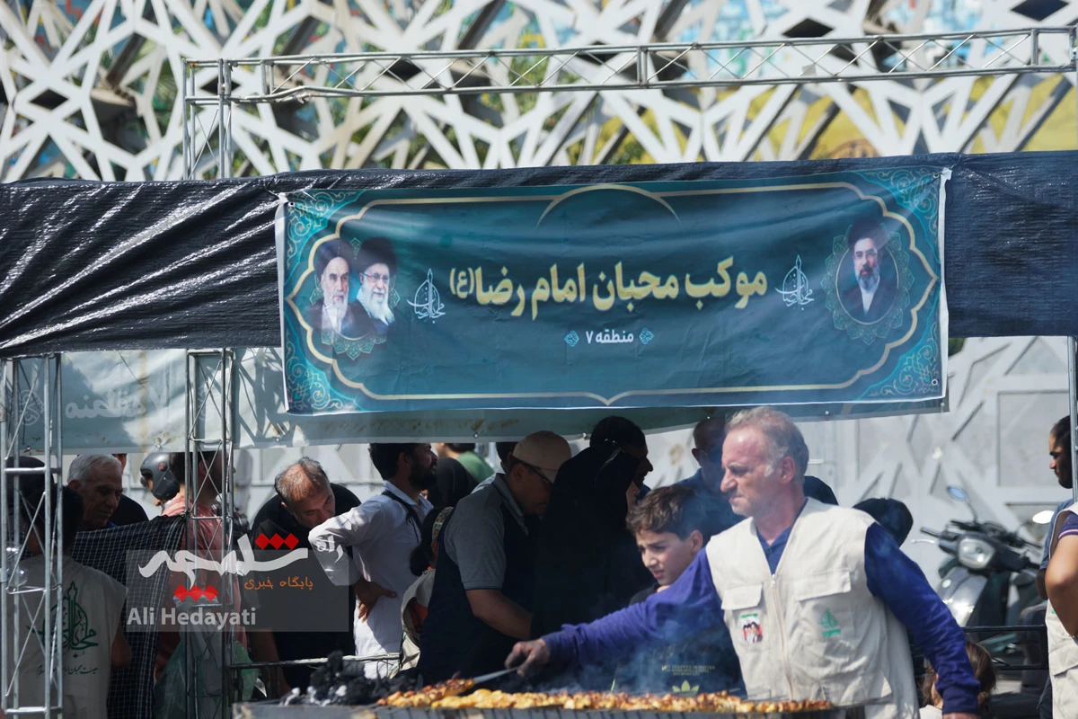 جوجه‌کباب نذری امام رضایی در میدان امام حسین(ع) +تصاویر