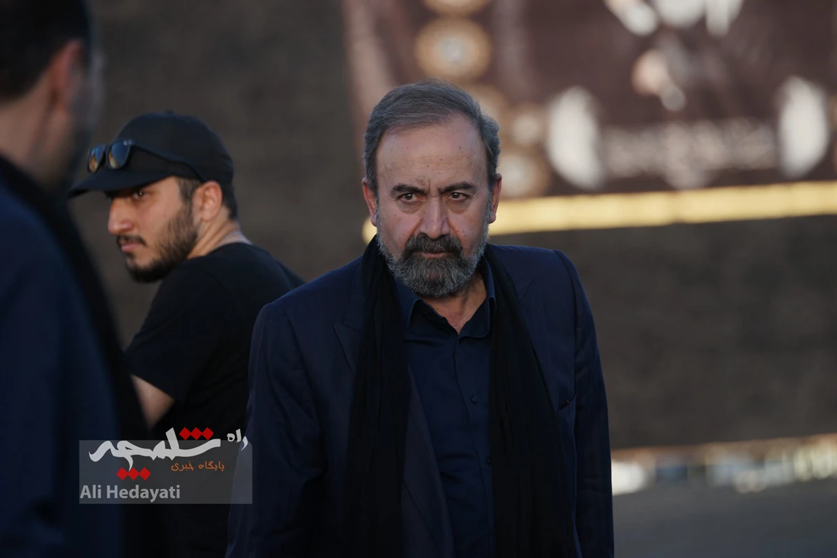 بزرگترین پرچم عزای حسینی در ایران به اهتزاز درآمد +تصاویر