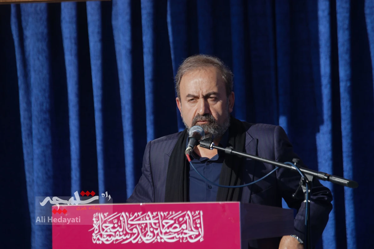 بزرگترین پرچم عزای حسینی در ایران به اهتزاز درآمد +تصاویر