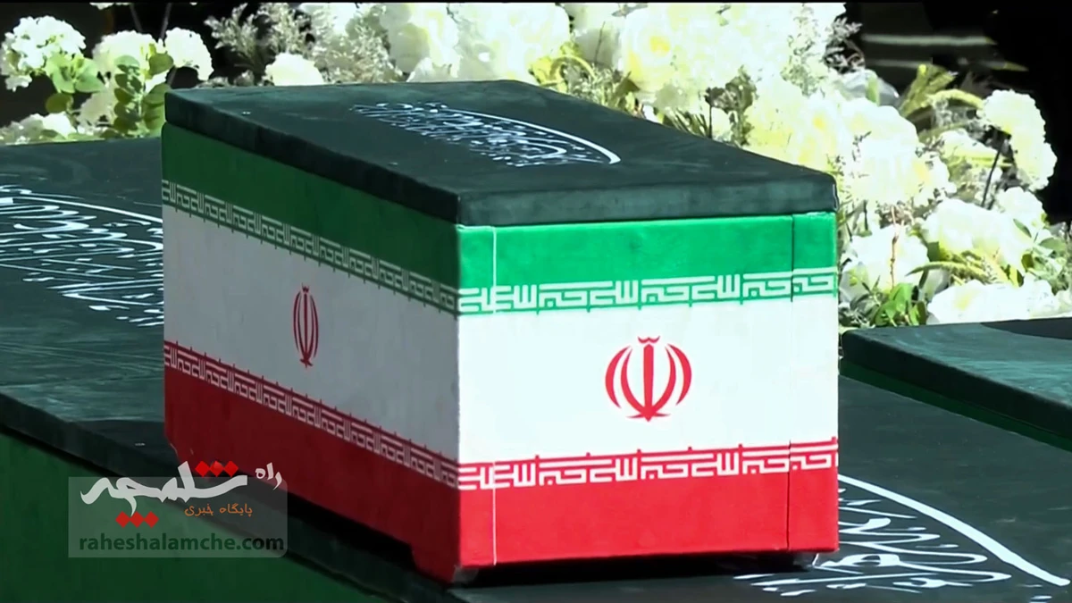 اقامه نماز بر پیکر رهبر شهید انقلاب با حضور فرزندان‌شان +تصاویر