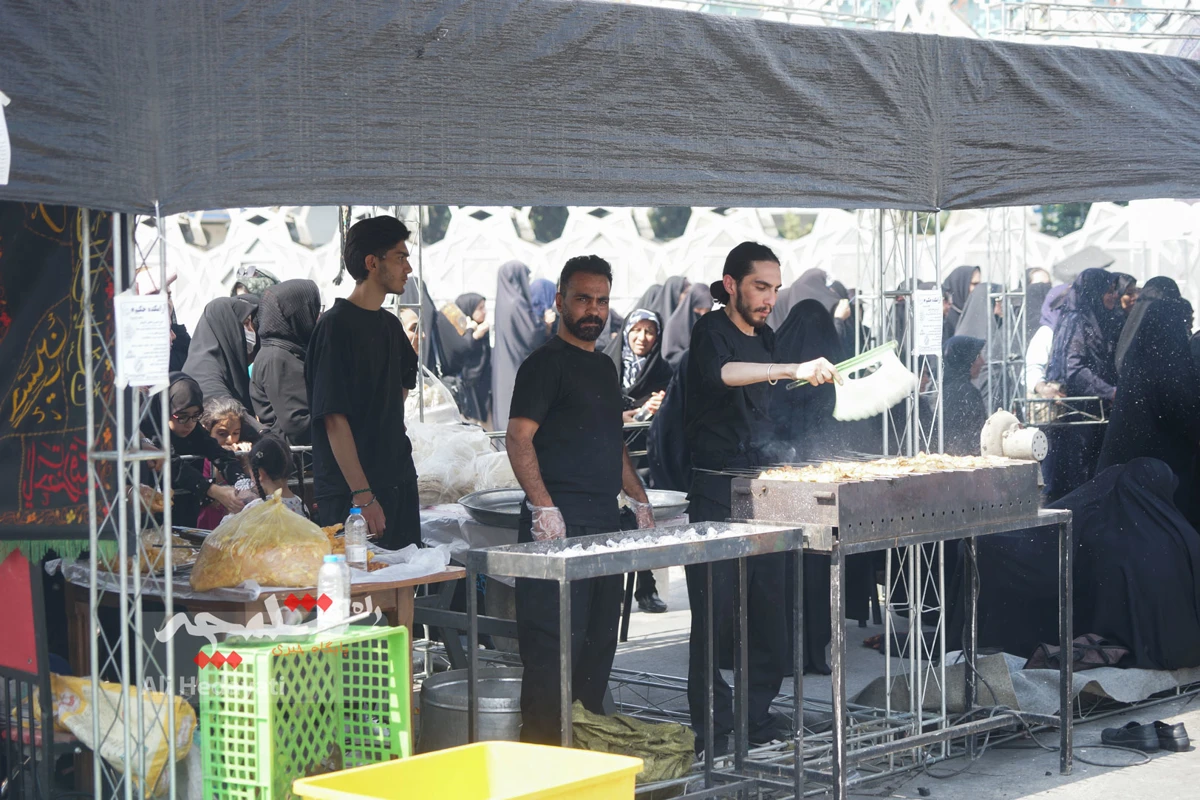 جوجه‌کباب نذری امام رضایی در میدان امام حسین(ع) +تصاویر