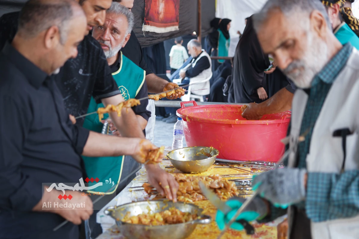 جوجه‌کباب نذری امام رضایی در میدان امام حسین(ع) +تصاویر