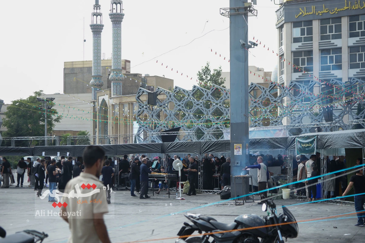 جوجه‌کباب نذری امام رضایی در میدان امام حسین(ع) +تصاویر