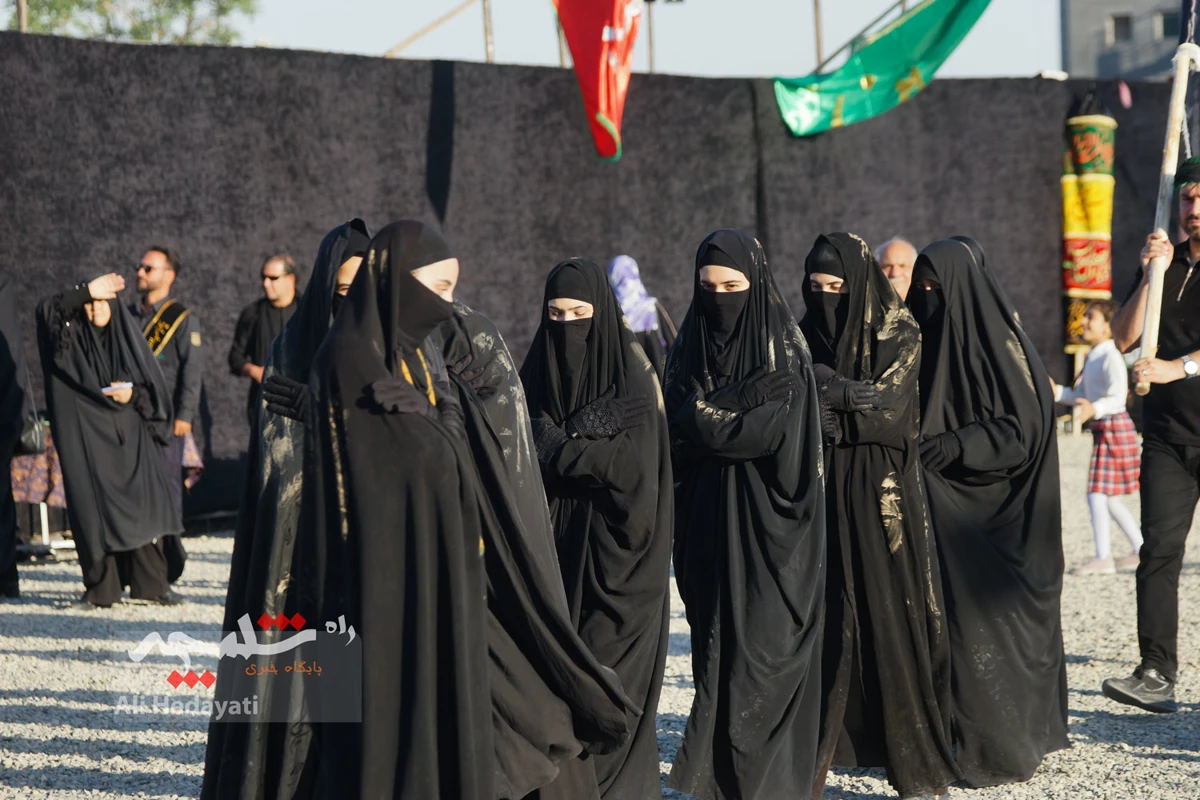 بزرگترین پرچم عزای حسینی در ایران به اهتزاز درآمد +تصاویر