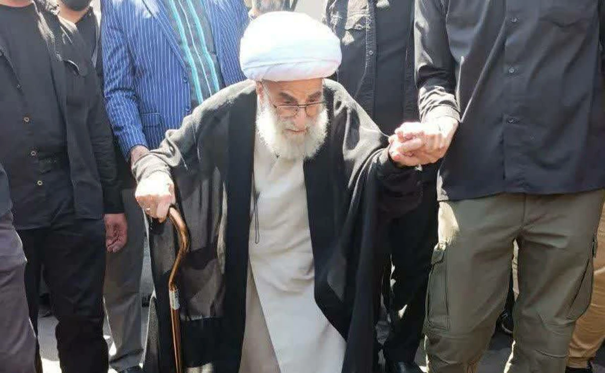 حضور آیت‌الله جنتی در مراسم تشییع رهبر شهید