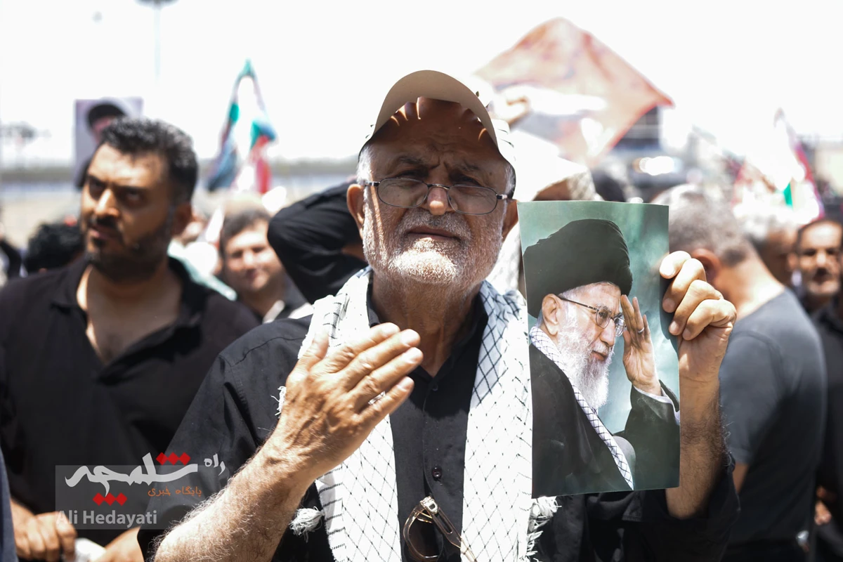خروش عاشقان خامنه‌ای شهید در مصلای امام خمینی(ره) در مصلی تهران