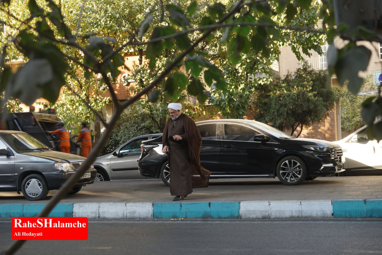 کتاب‌گردی حمید رسایی در خیابان انقلاب - عکس 1