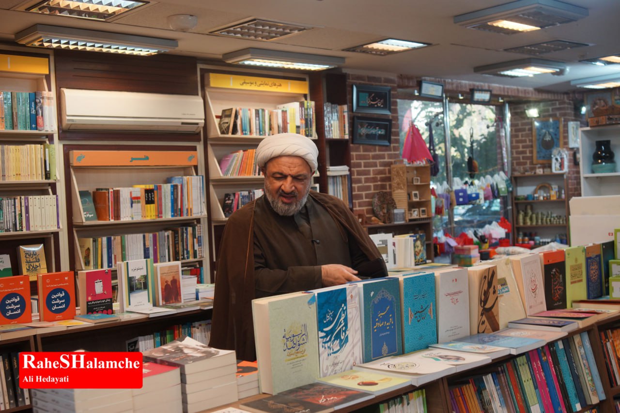 کتاب‌گردی حمید رسایی در خیابان انقلاب - عکس 12