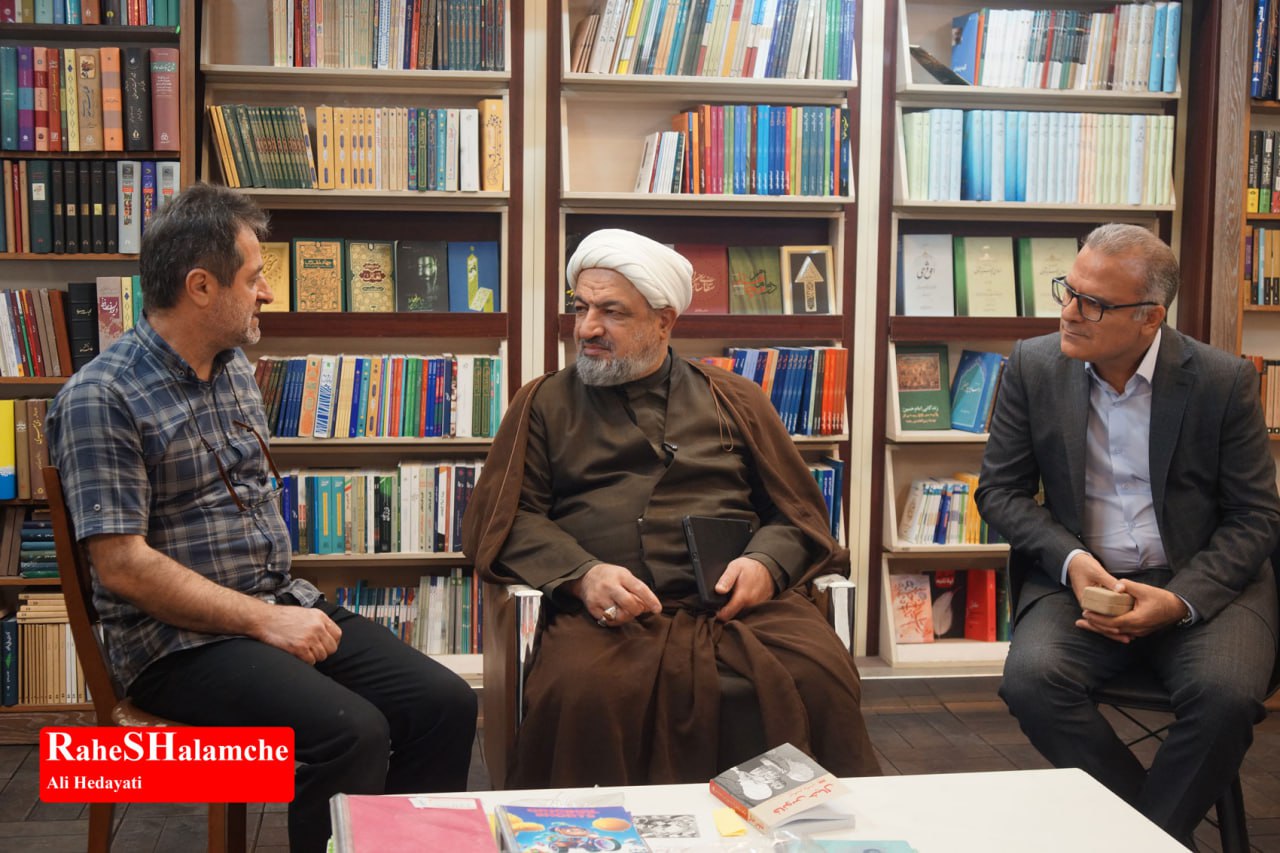 کتاب‌گردی حمید رسایی در خیابان انقلاب - عکس 13