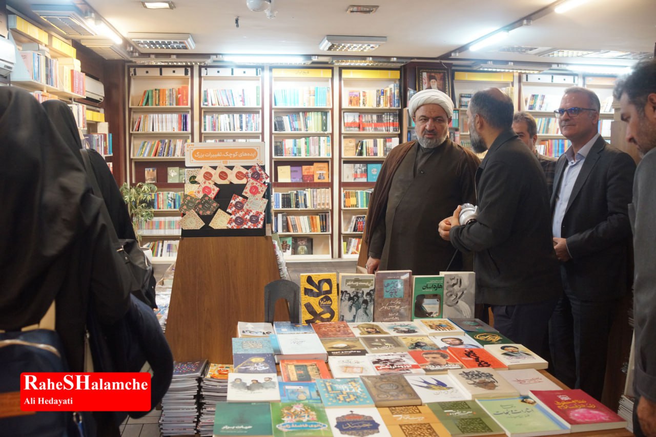 کتاب‌گردی حمید رسایی در خیابان انقلاب - عکس 14