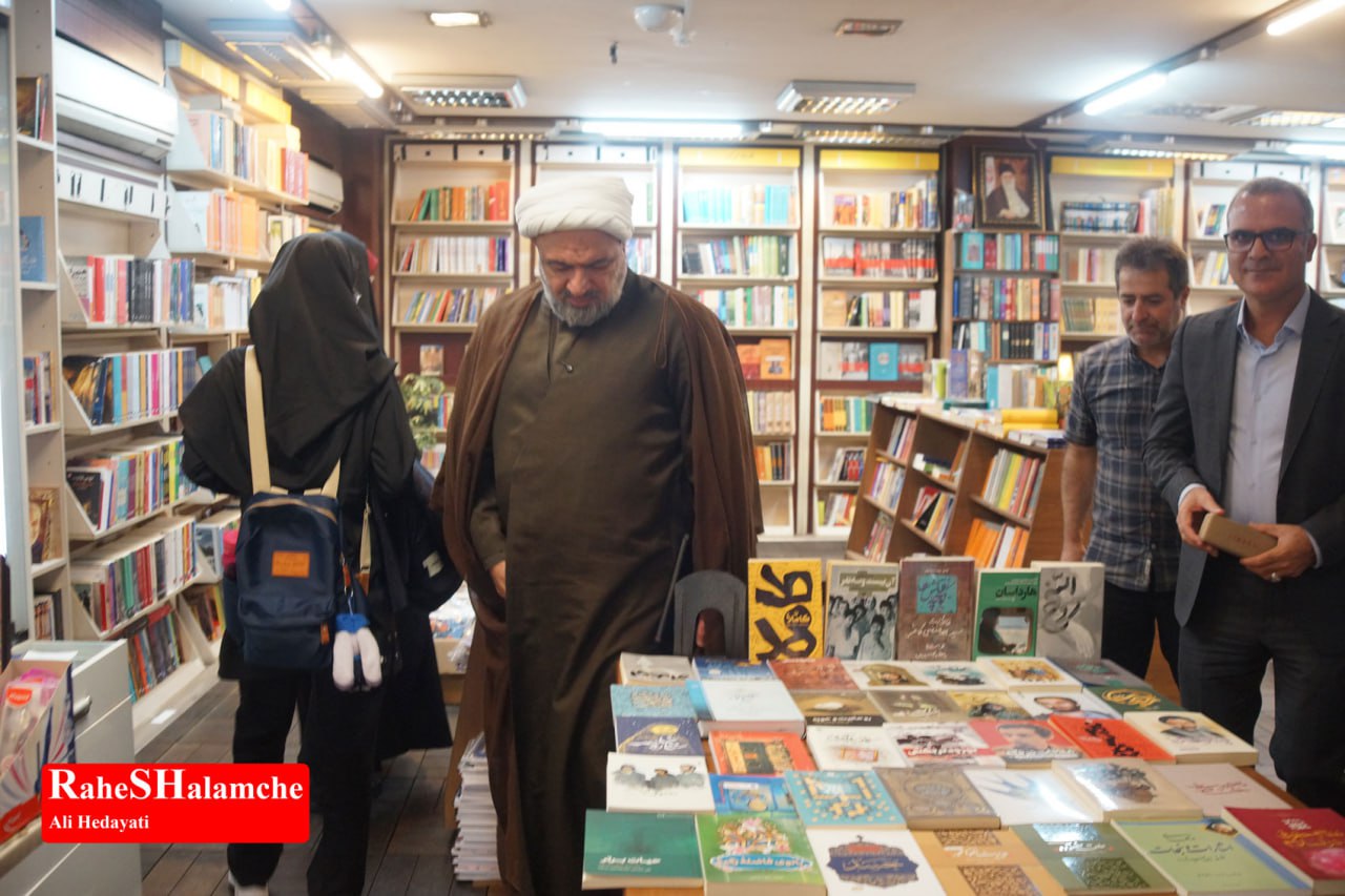 کتاب‌گردی حمید رسایی در خیابان انقلاب - عکس 15