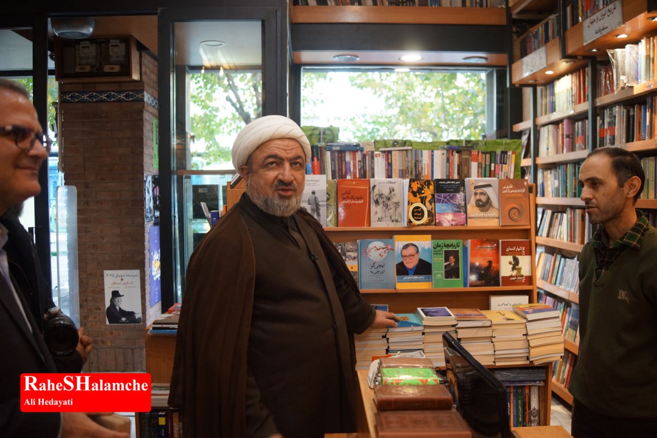 کتاب‌گردی حمید رسایی در خیابان انقلاب - عکس 16