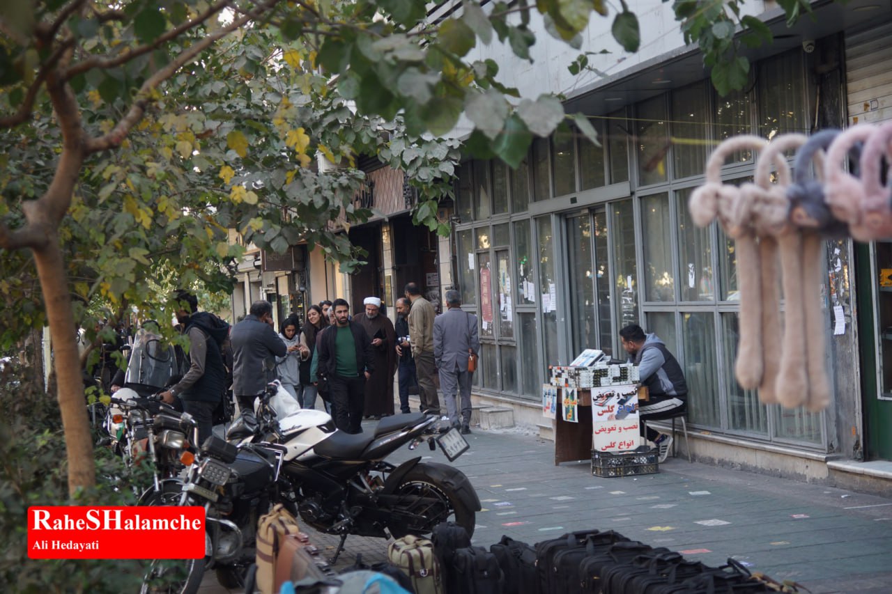 کتاب‌گردی حمید رسایی در خیابان انقلاب - عکس 18