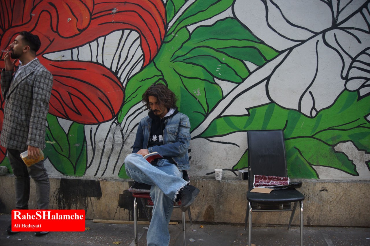 کتاب‌گردی حمید رسایی در خیابان انقلاب - عکس 21