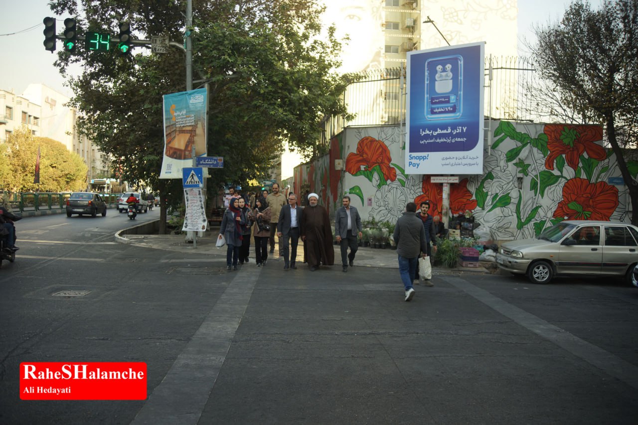 کتاب‌گردی حمید رسایی در خیابان انقلاب - عکس 22