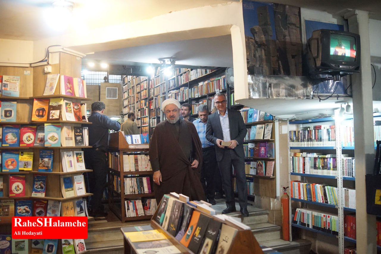 کتاب‌گردی حمید رسایی در خیابان انقلاب - عکس 27