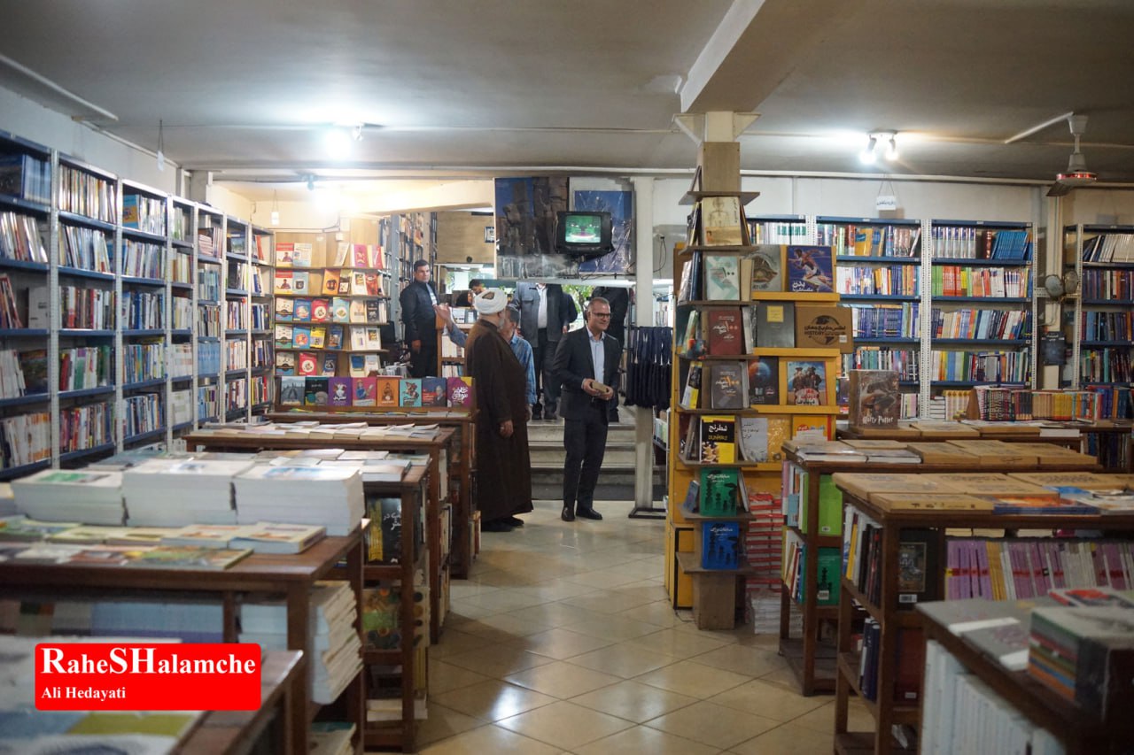 کتاب‌گردی حمید رسایی در خیابان انقلاب - عکس 28