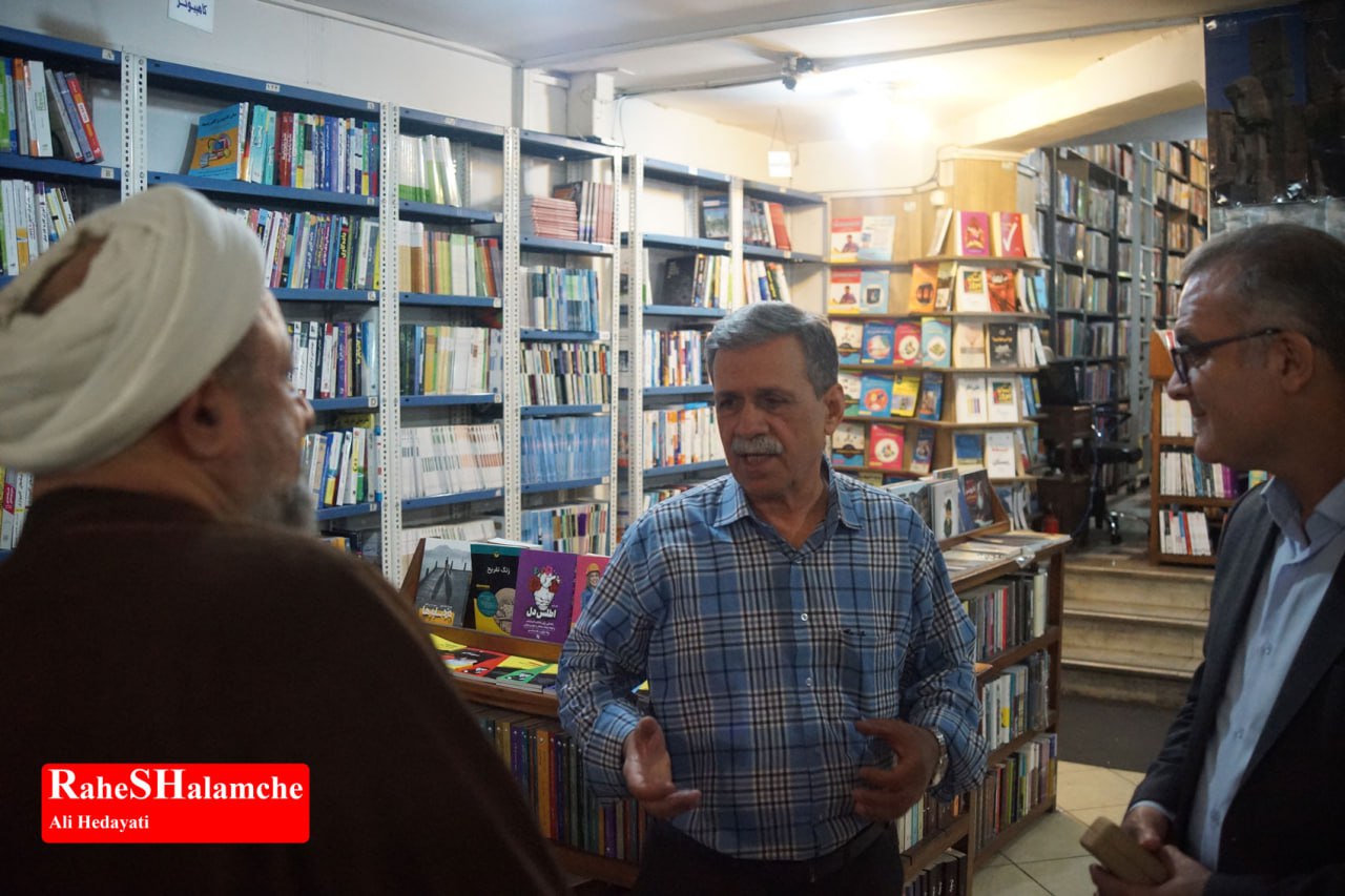 کتاب‌گردی حمید رسایی در خیابان انقلاب - عکس 29