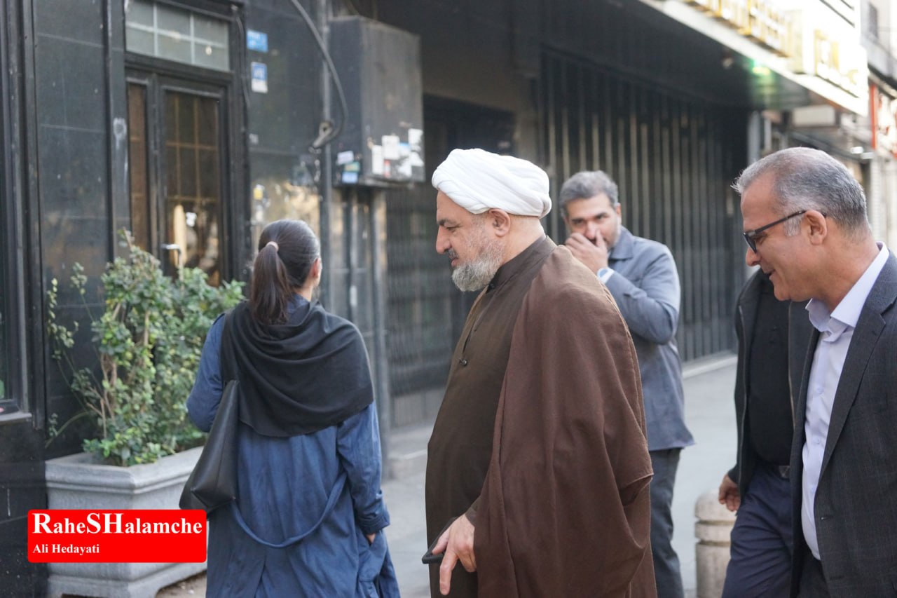 کتاب‌گردی حمید رسایی در خیابان انقلاب - عکس 3