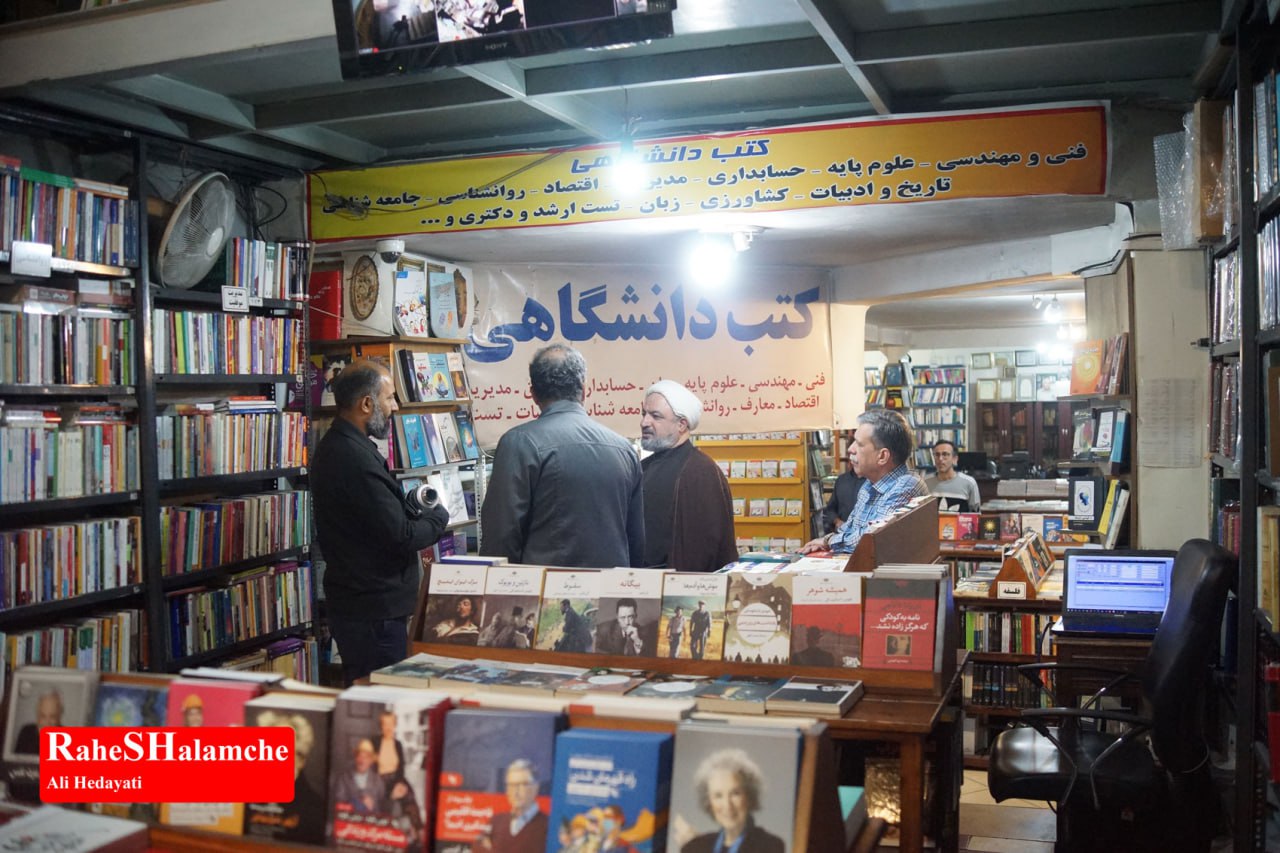 کتاب‌گردی حمید رسایی در خیابان انقلاب - عکس 32
