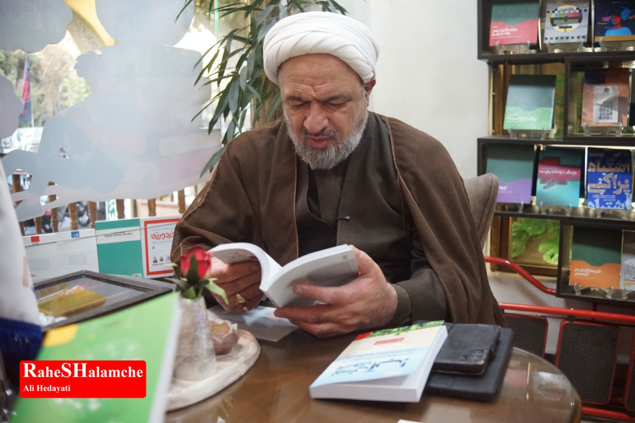 کتاب‌گردی حمید رسایی در خیابان انقلاب - عکس 34