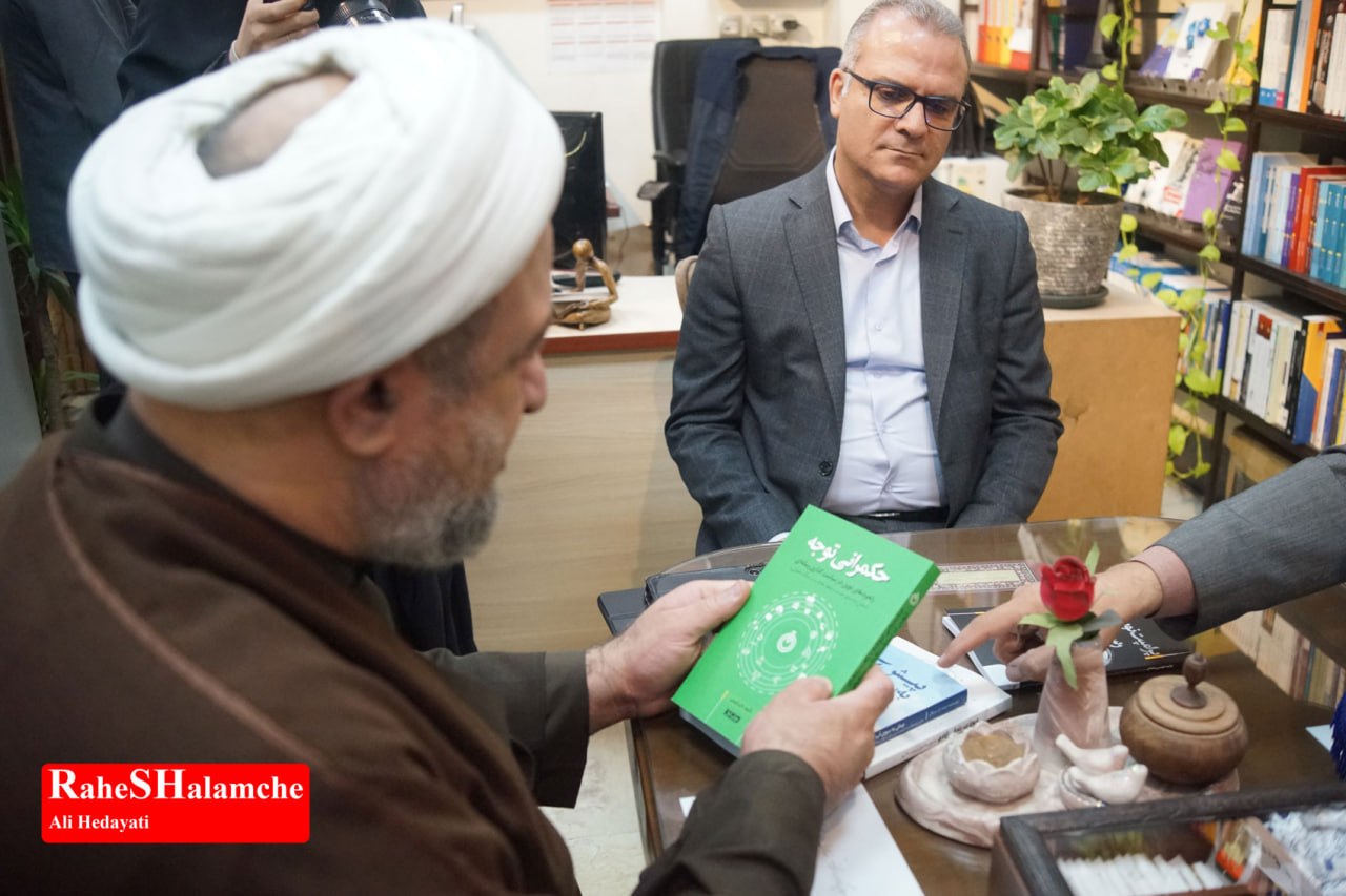 کتاب‌گردی حمید رسایی در خیابان انقلاب - عکس 36