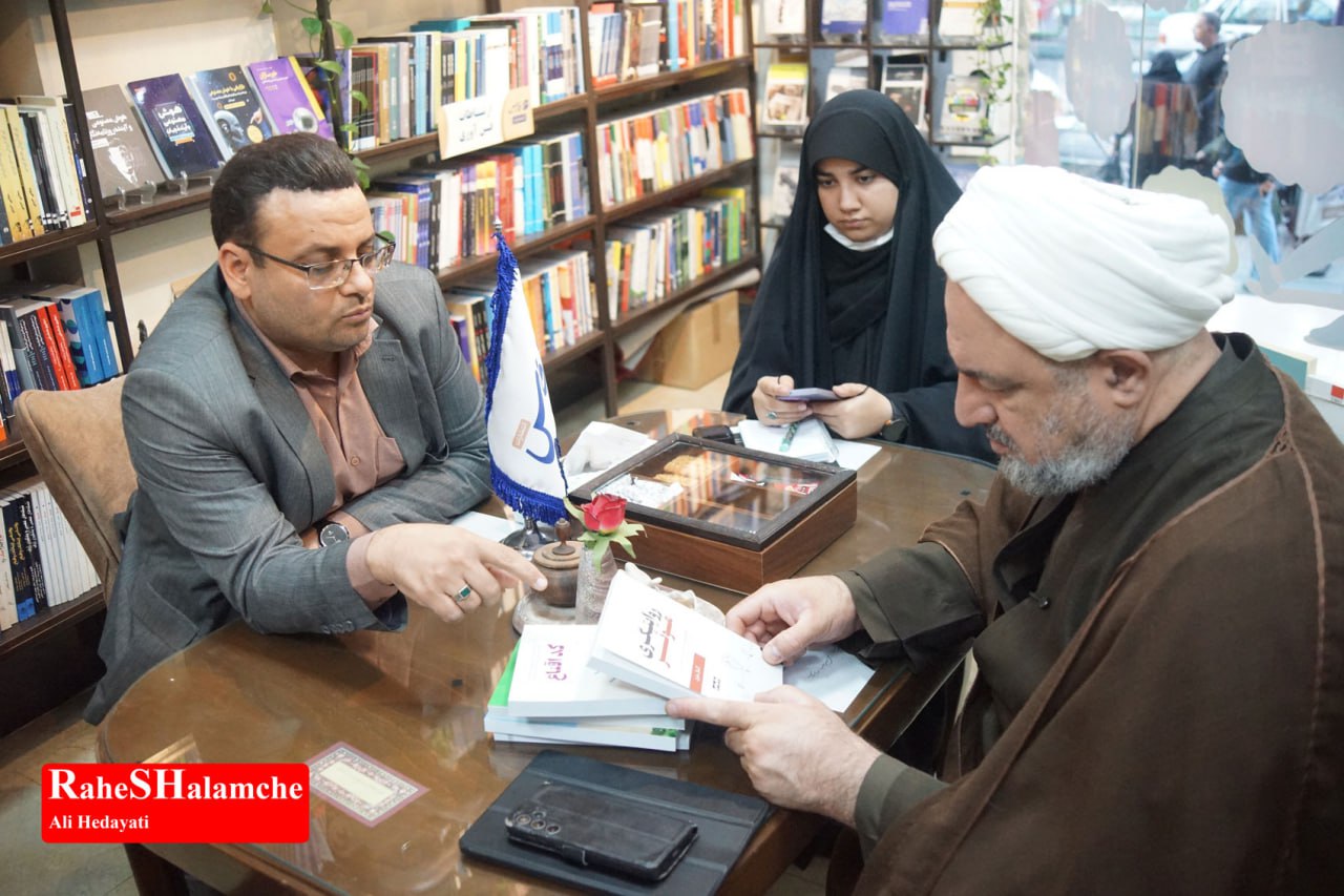 کتاب‌گردی حمید رسایی در خیابان انقلاب - عکس 37