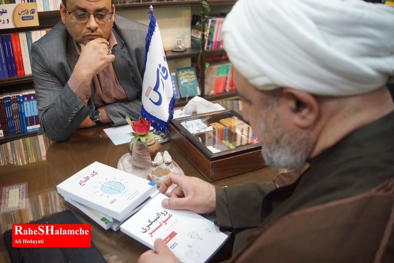 کتاب‌گردی حمید رسایی در خیابان انقلاب - عکس 38