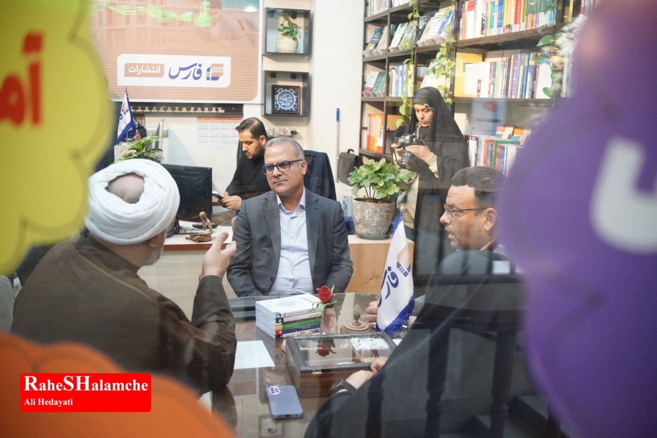 کتاب‌گردی حمید رسایی در خیابان انقلاب - عکس 39